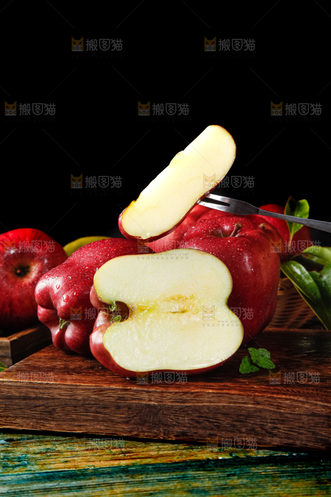 木板上放着甘肃花牛苹果