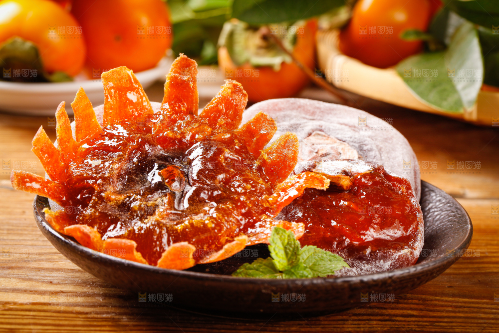 木板上放着柿饼