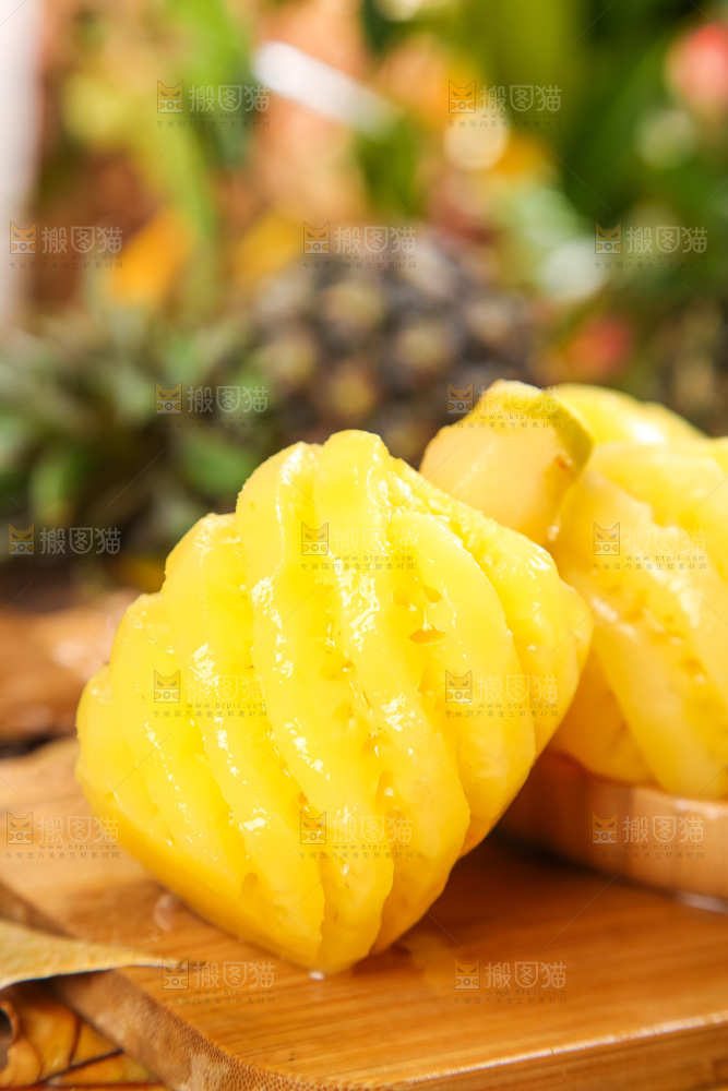 木板上的泰国香水小菠萝
