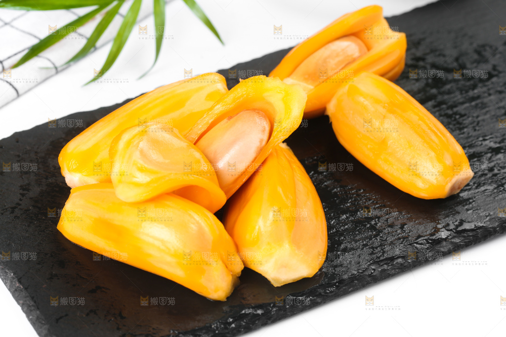 黑石板上的越南红心菠萝蜜