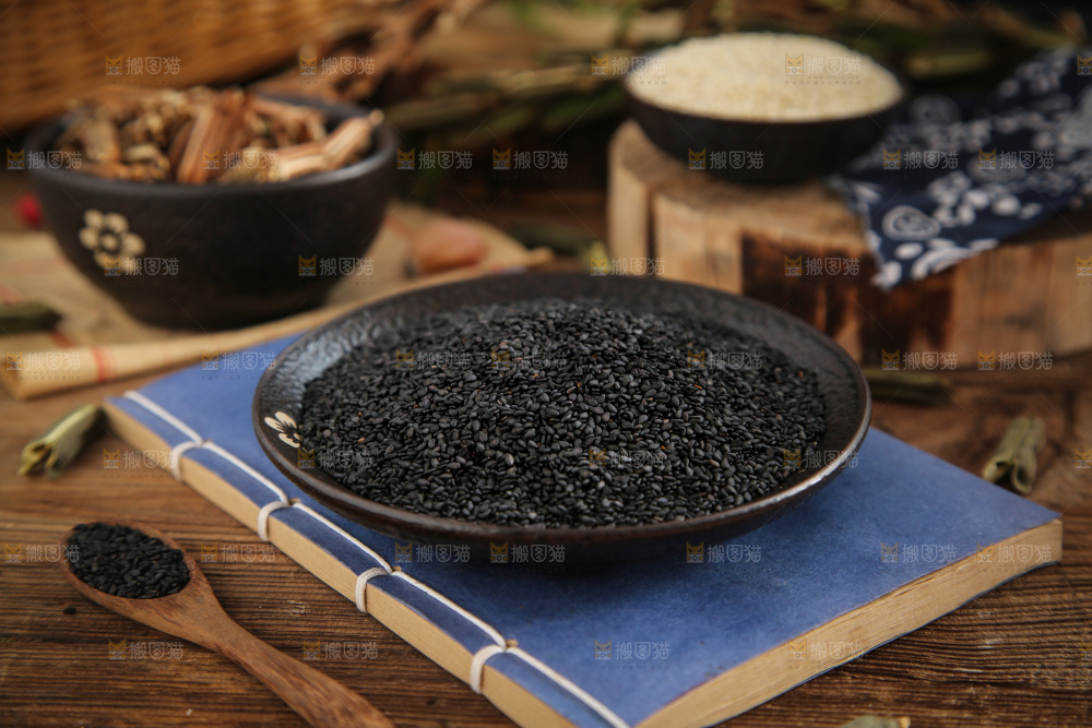 碗里装着黑芝麻