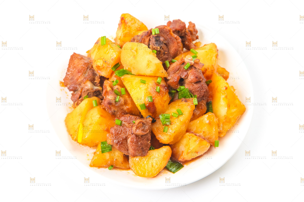 盘子里装着土豆烧肉