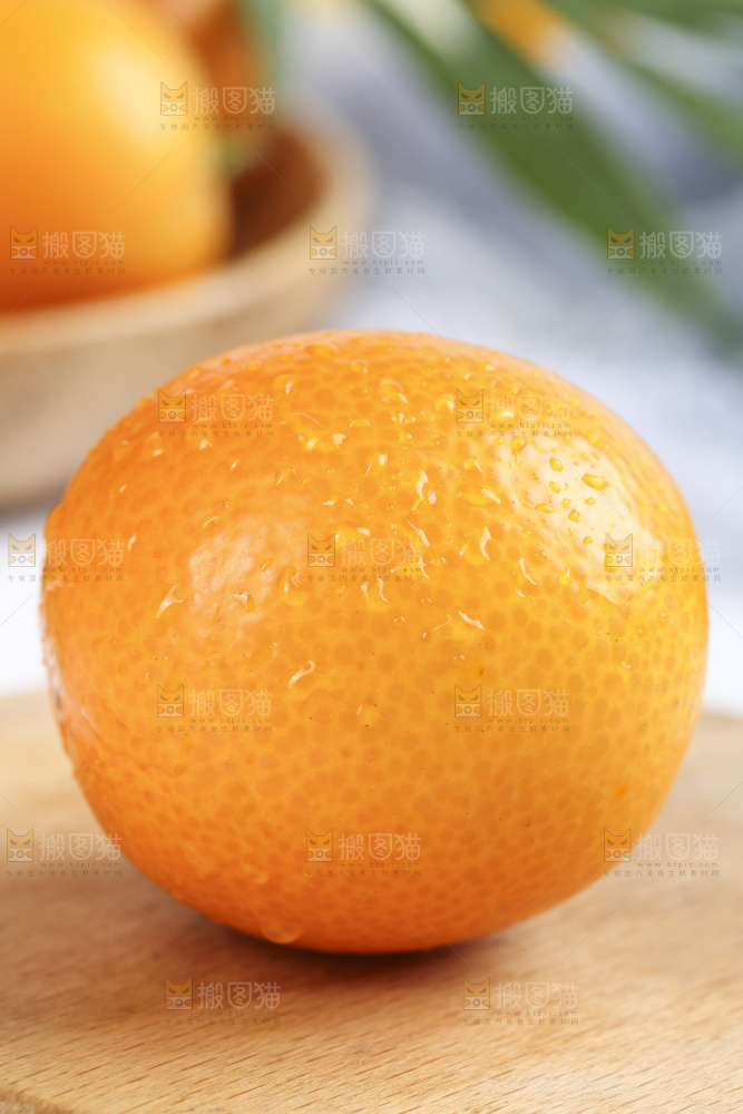 木板上放着广西金钱橘