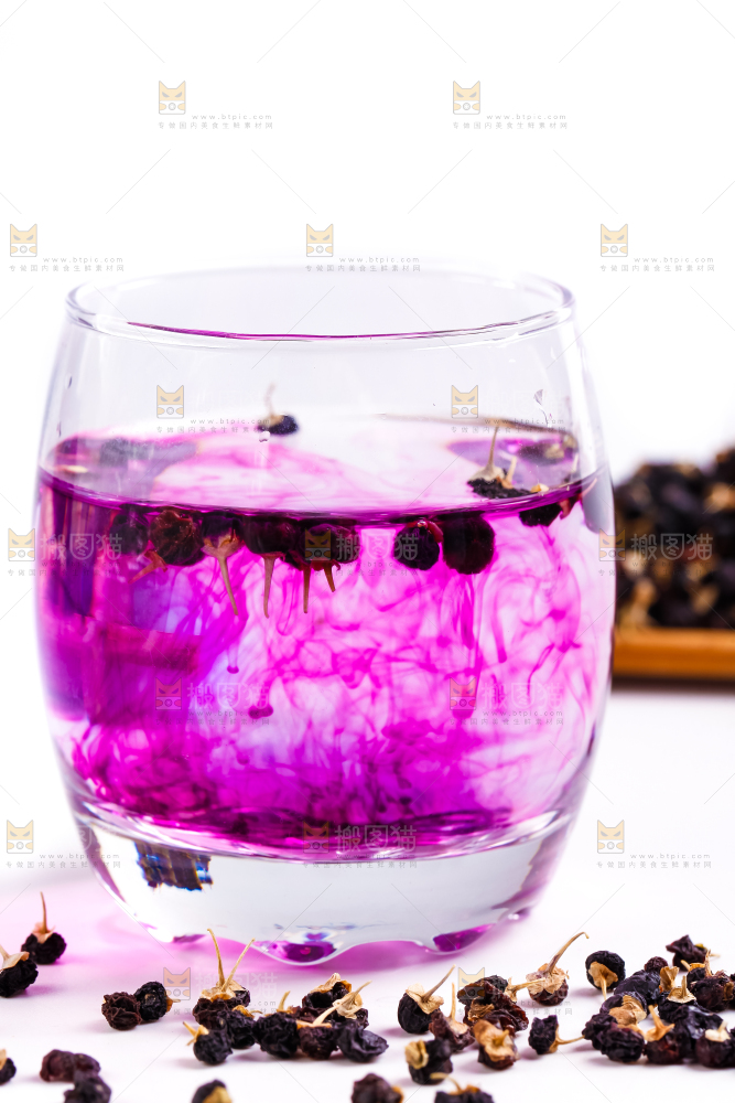 杯子里装着黑枸杞茶