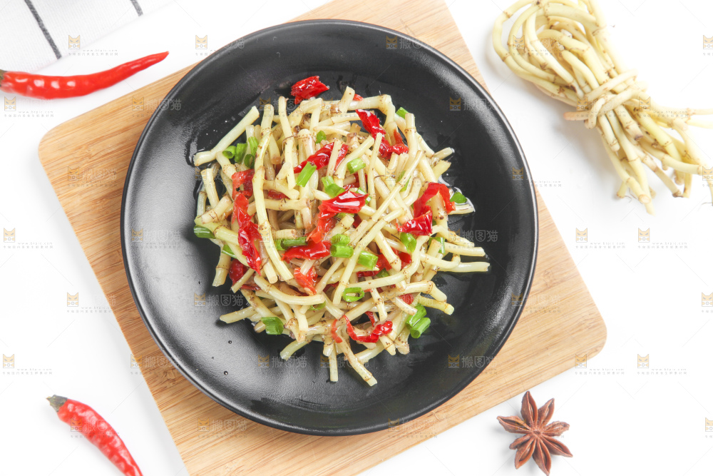 盘子里装着炒鱼腥草