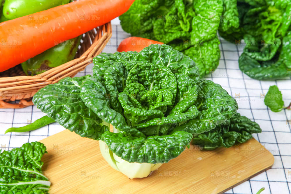 木板上的奶油白菜