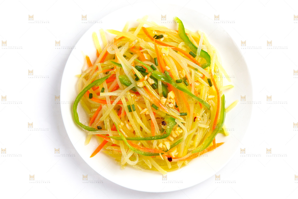 盘子里装着土豆丝炒辣椒