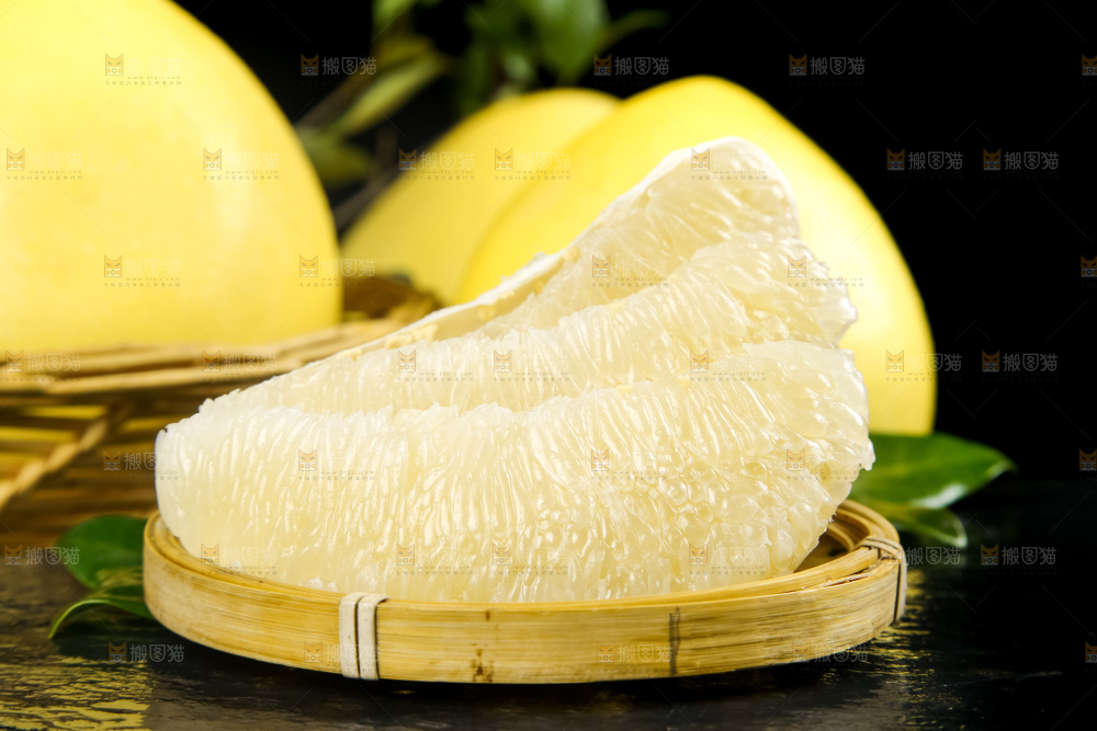 盘子里装着新鲜柚子