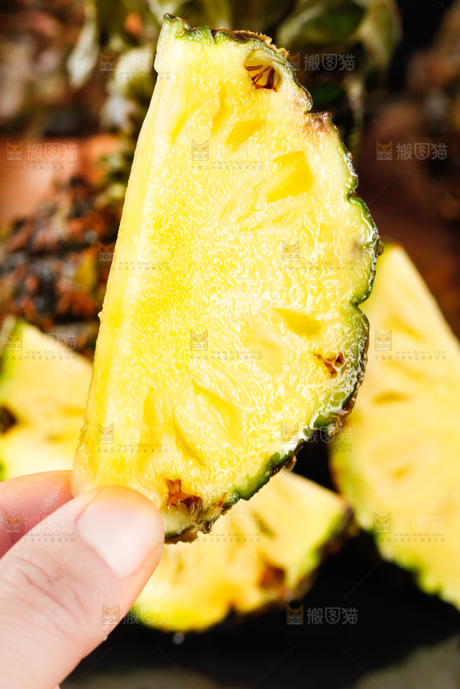 手里拿着新鲜小菠萝