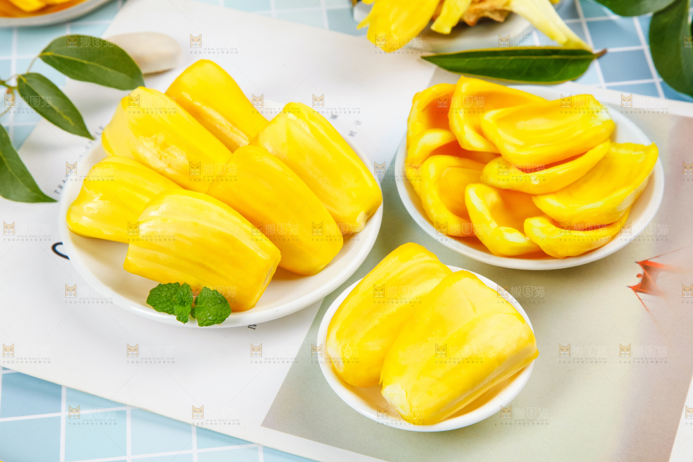盘子里装着黄心菠萝蜜