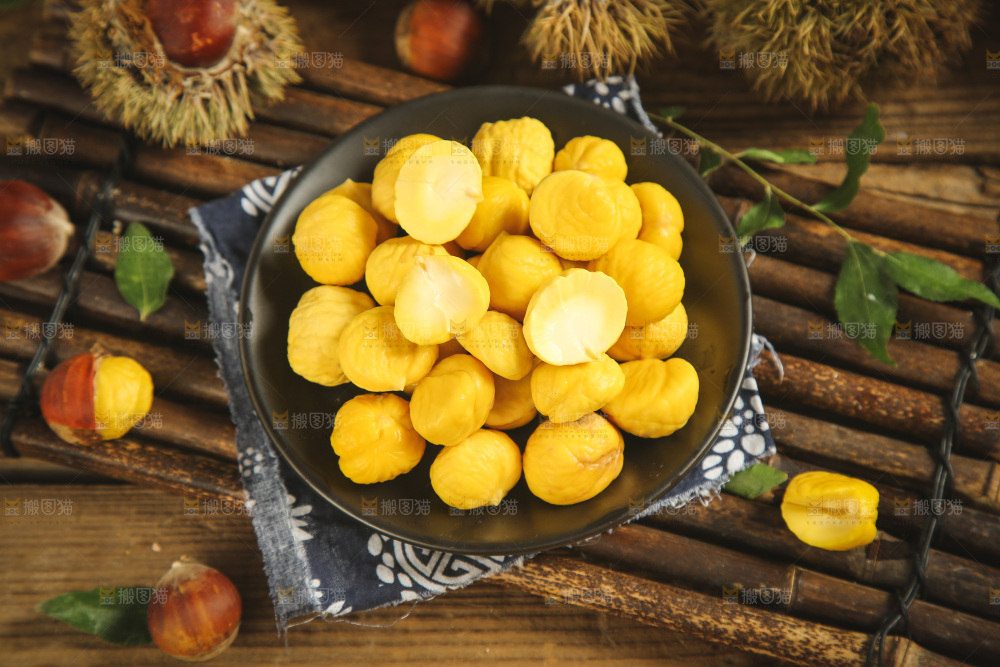 竹底上放着一盘板栗