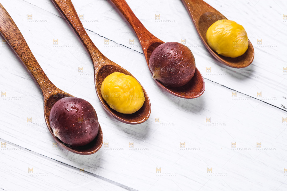 浅底上摆放着生栗子