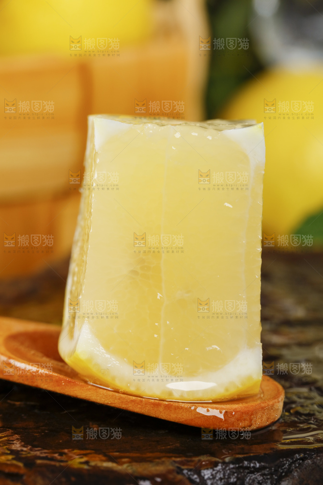 深底上放着柠檬果