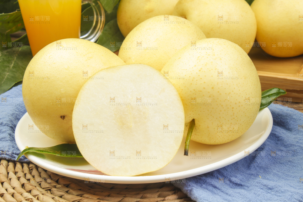 盘子里装着河北皇冠梨