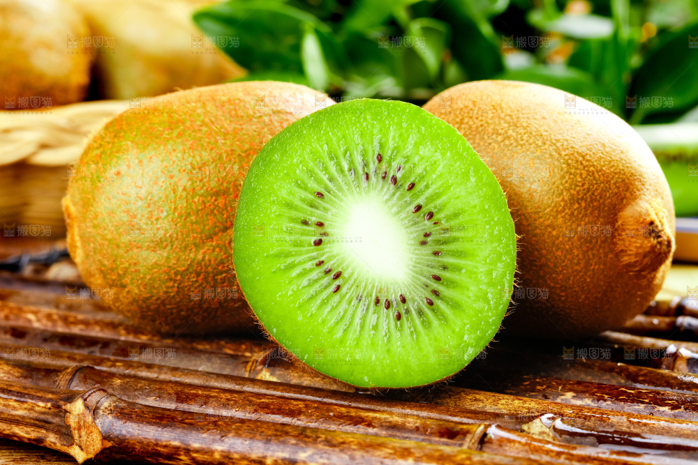 竹底上的陕西猕猴桃