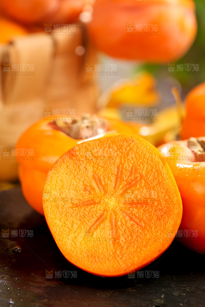黑石板上放着易县磨盘柿