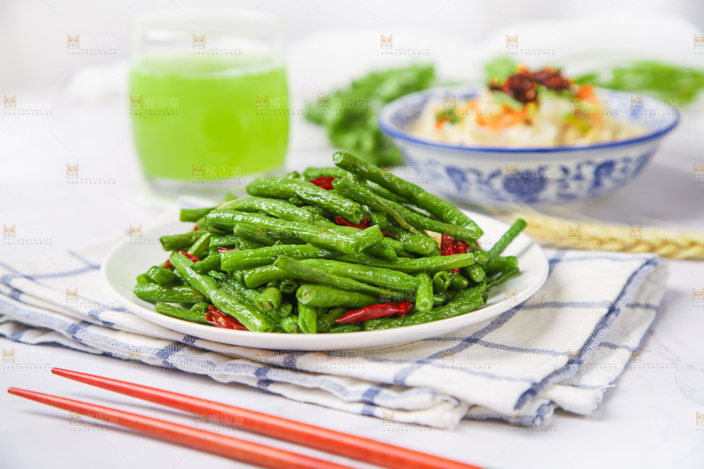 盘子里的豇豆炒辣椒