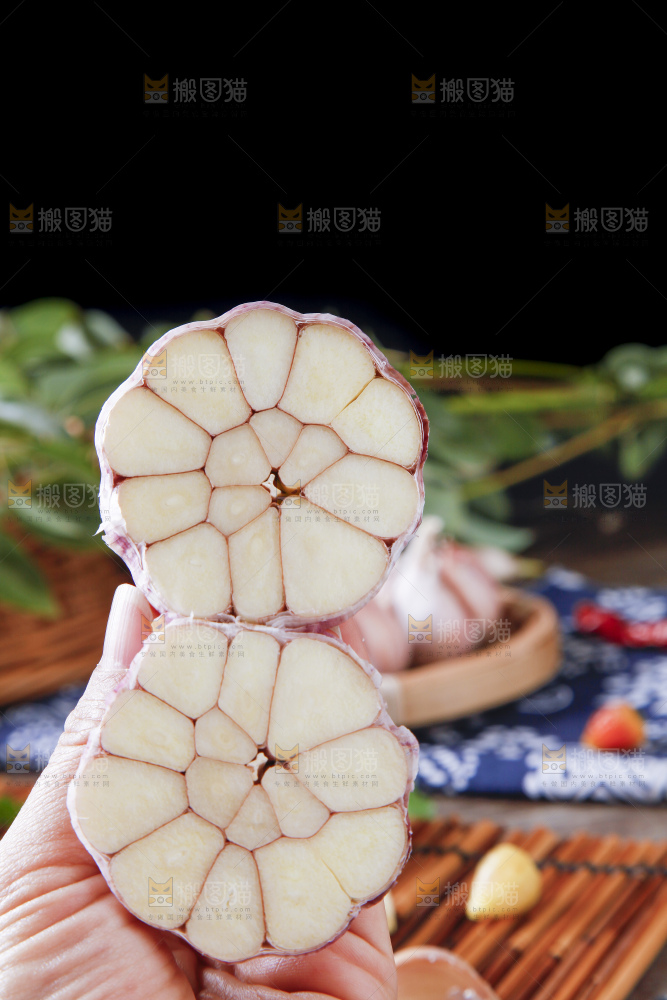竹底上的大蒜