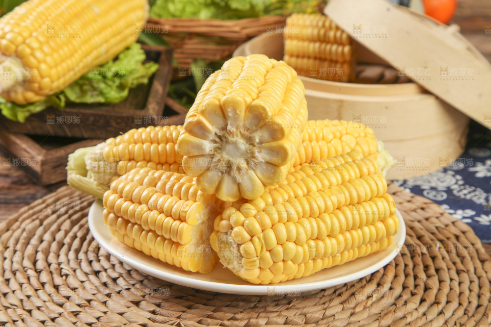 草垫子上放着一盘东北玉米