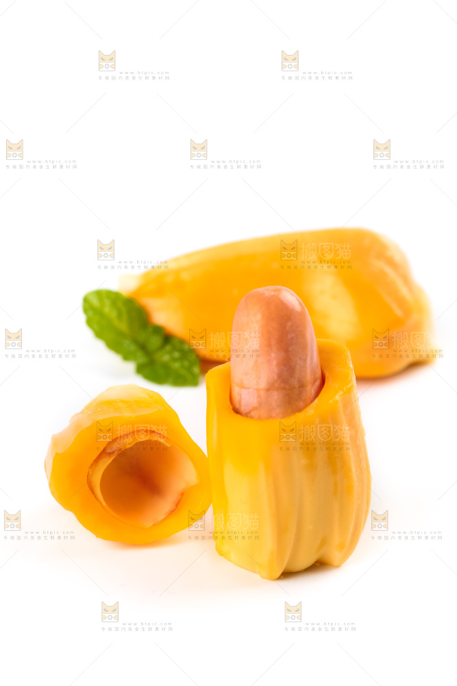 白底上摆放着红心菠萝蜜