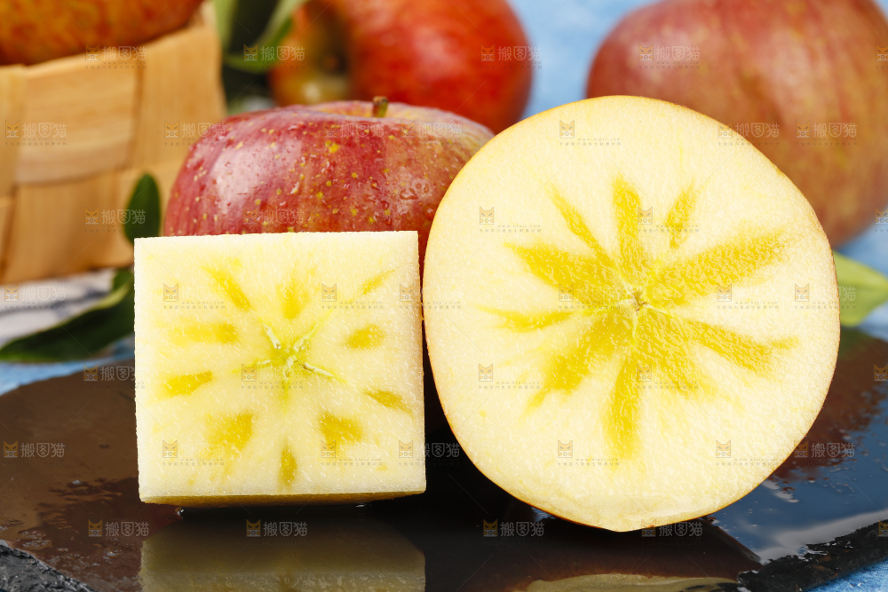 黑石板上摆放着云南昭通丑苹果