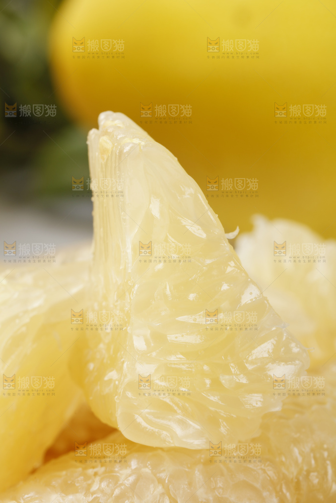 竹垫子上的平和水晶蜜柚