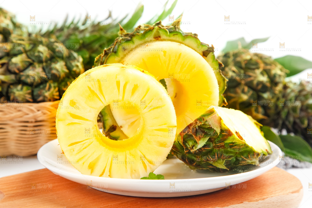 盘子里的泰国香水小菠萝
