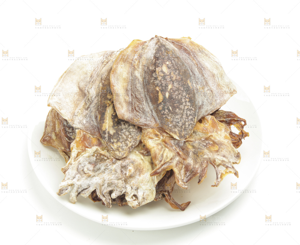 白底上放着干鱿鱼