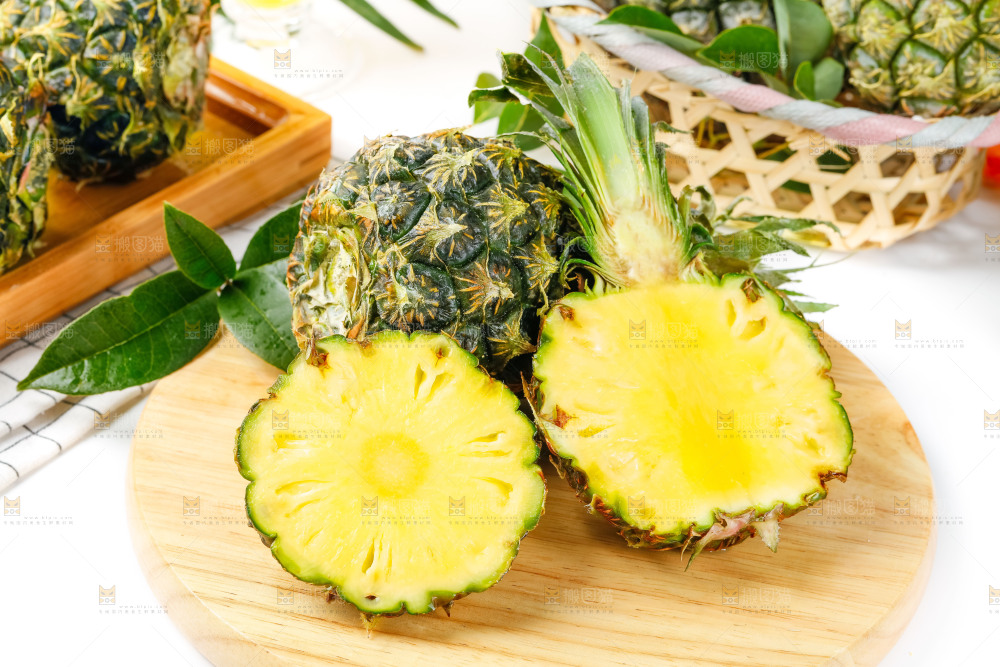 木板上的泰国迷你小菠萝