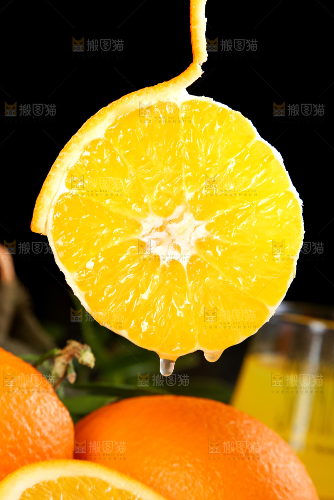 手里拿着新鲜橙子