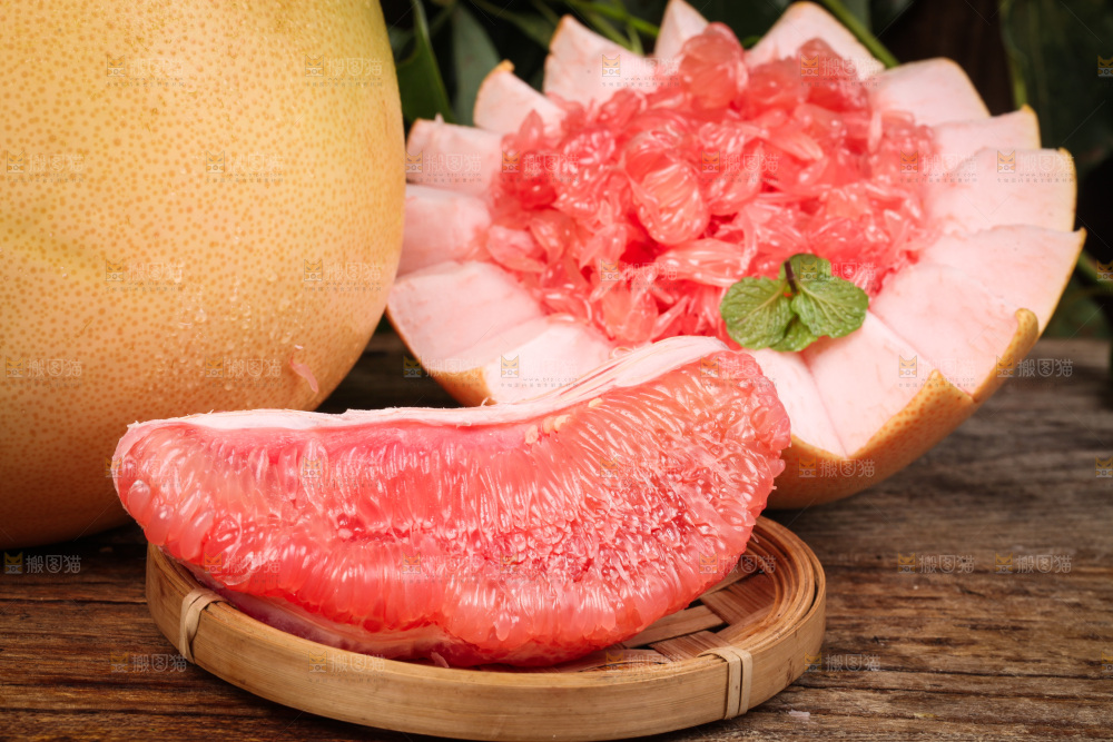 木板上的红柚果肉