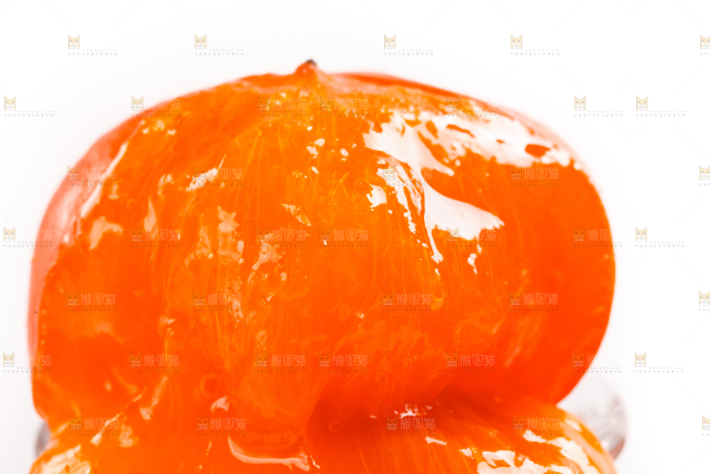 玻璃盘上的甜柿子