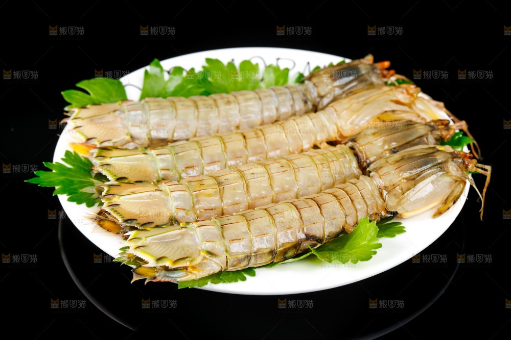 盘子里装着青岛皮皮虾