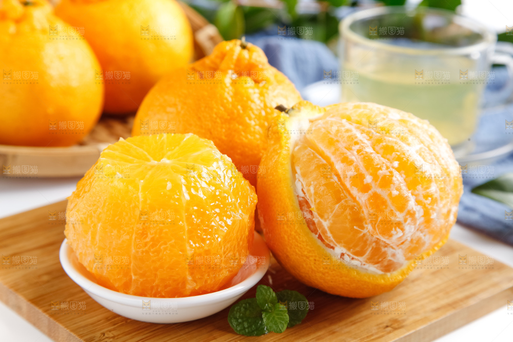 盘子里的新鲜丑橘