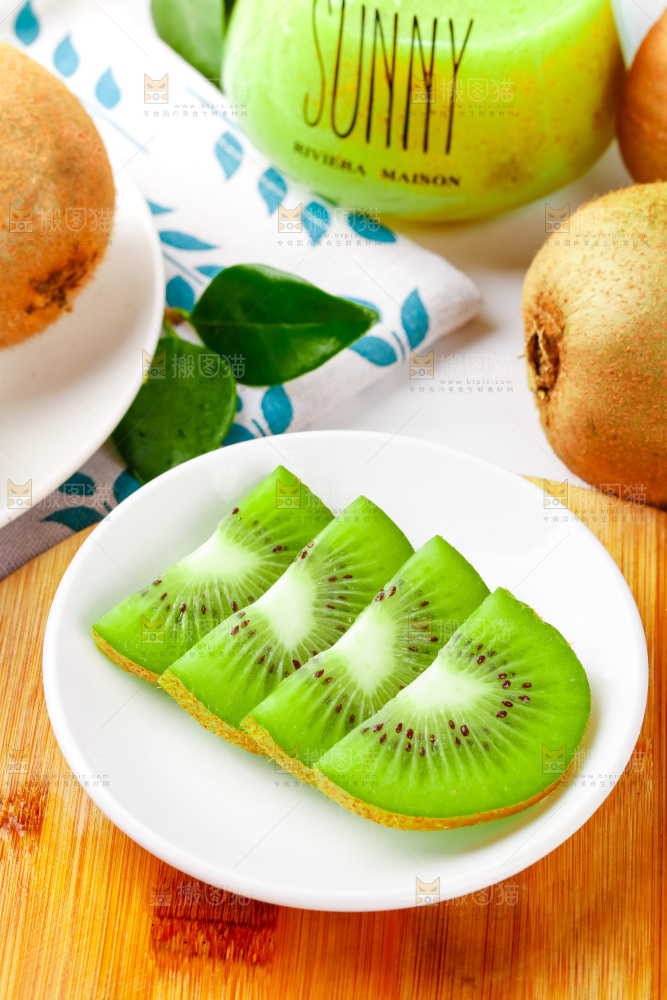 木底上的周至绿心猕猴桃