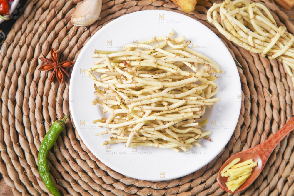 盘子里装着鱼腥草