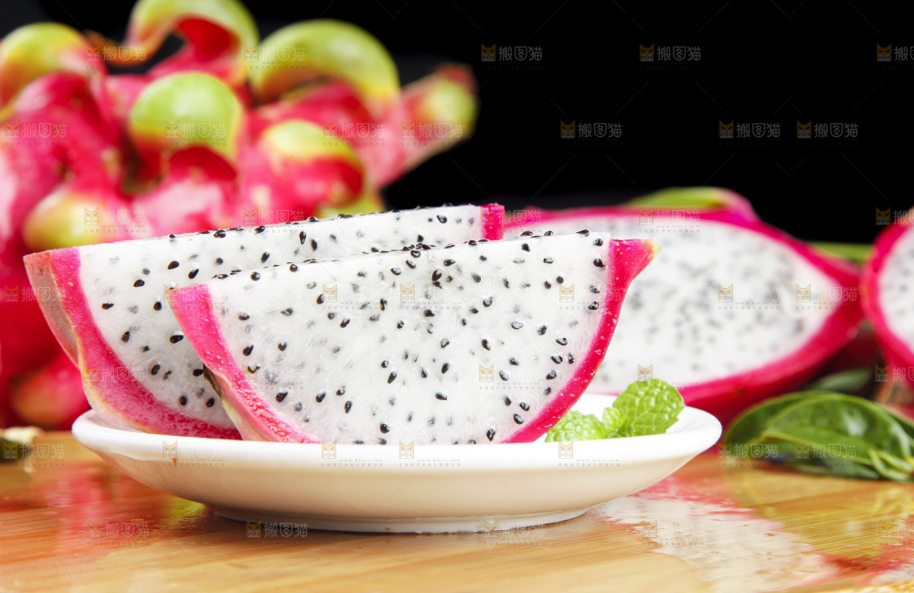 木板上的越南白心火龙果