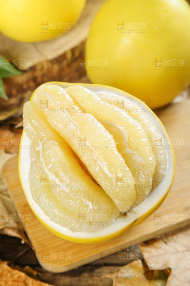 木板上的福建白肉蜜柚