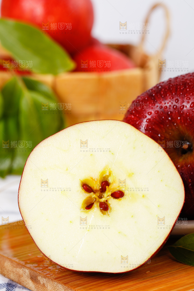 盘子里装着甘肃花牛苹果