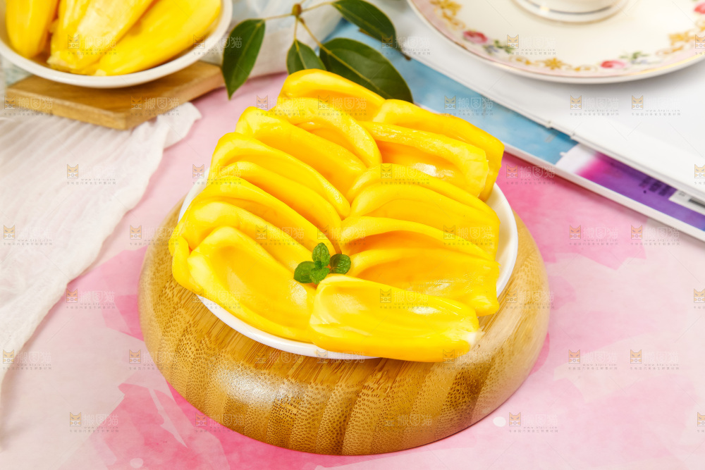 木板上放着黄心菠萝蜜