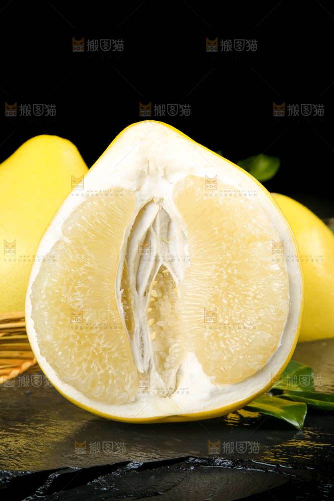 黑石板上的白心柚子