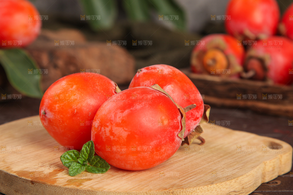 木板上放着火晶小柿子