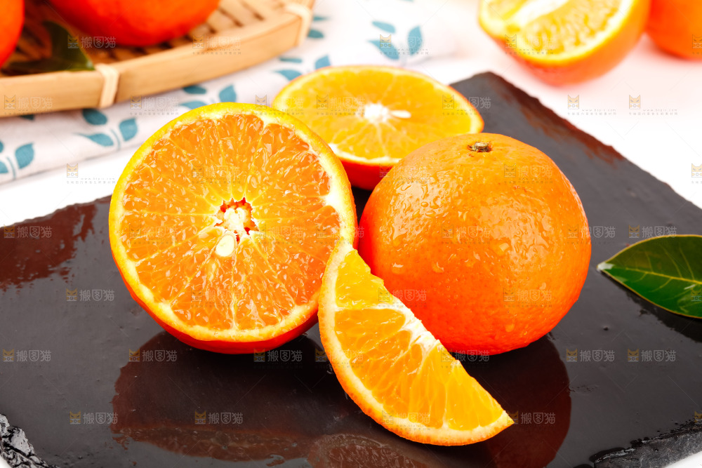 黑石板上的橘柑