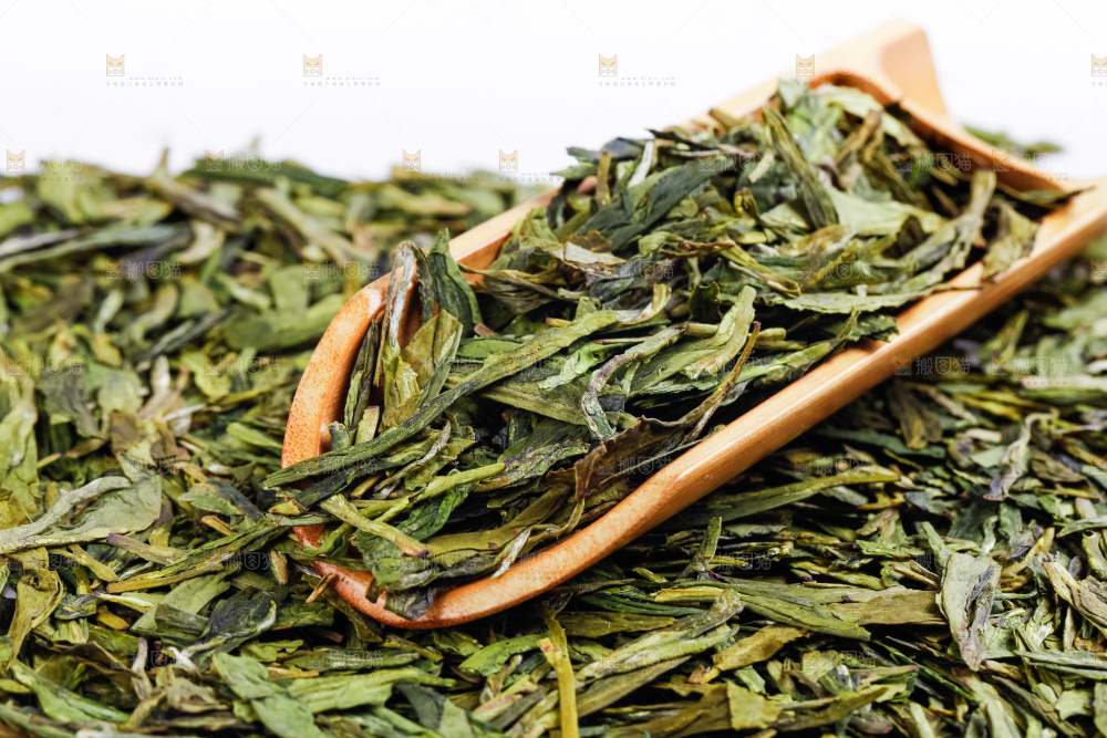 白底上的干茶叶