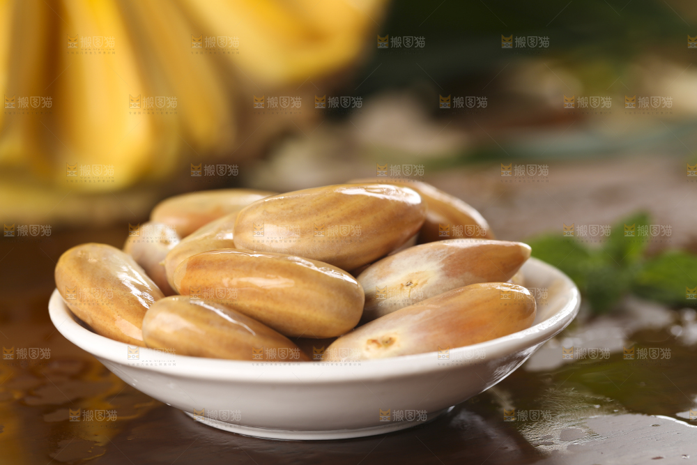 碗里装着菠萝蜜籽