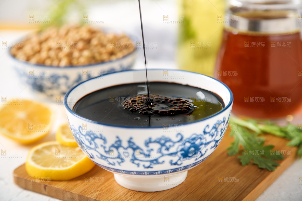 碗里装着酱油
