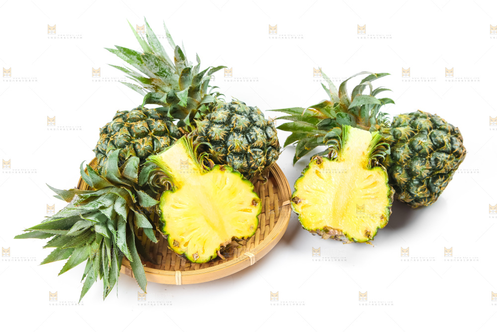 白底上的新鲜小菠萝