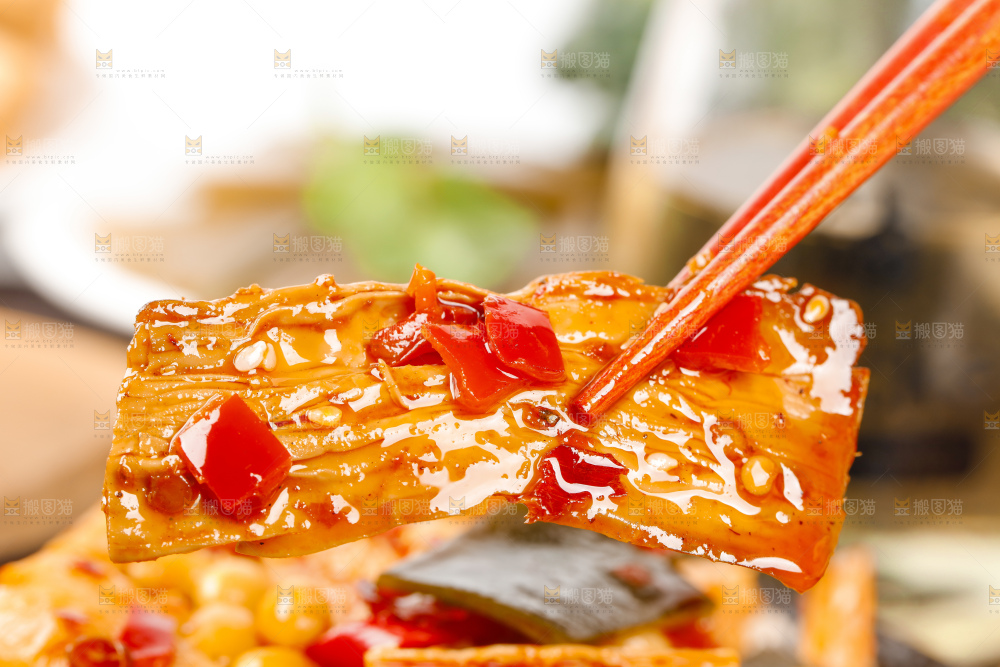 筷子上夹着下饭菜