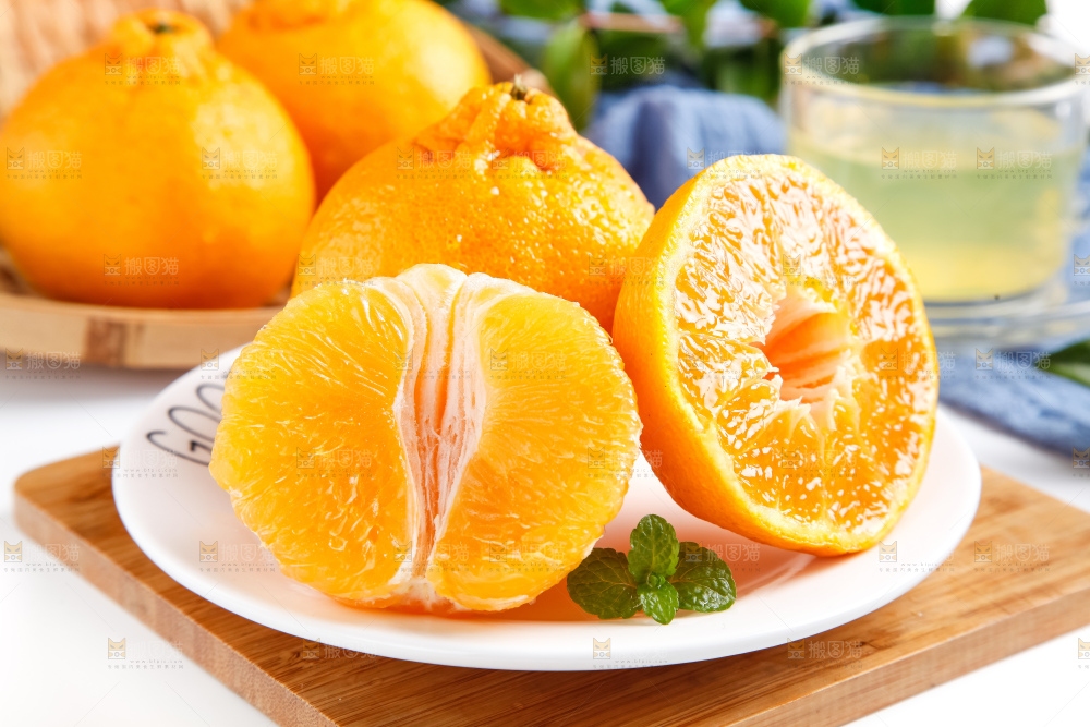 盘子里的新鲜丑橘