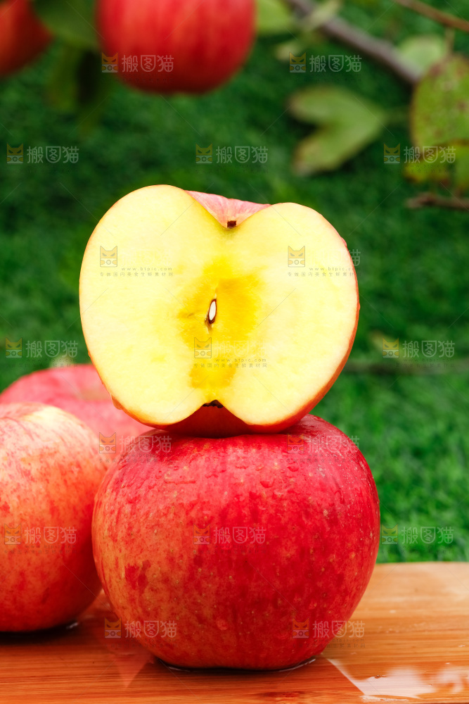 木板上的新疆糖心苹果